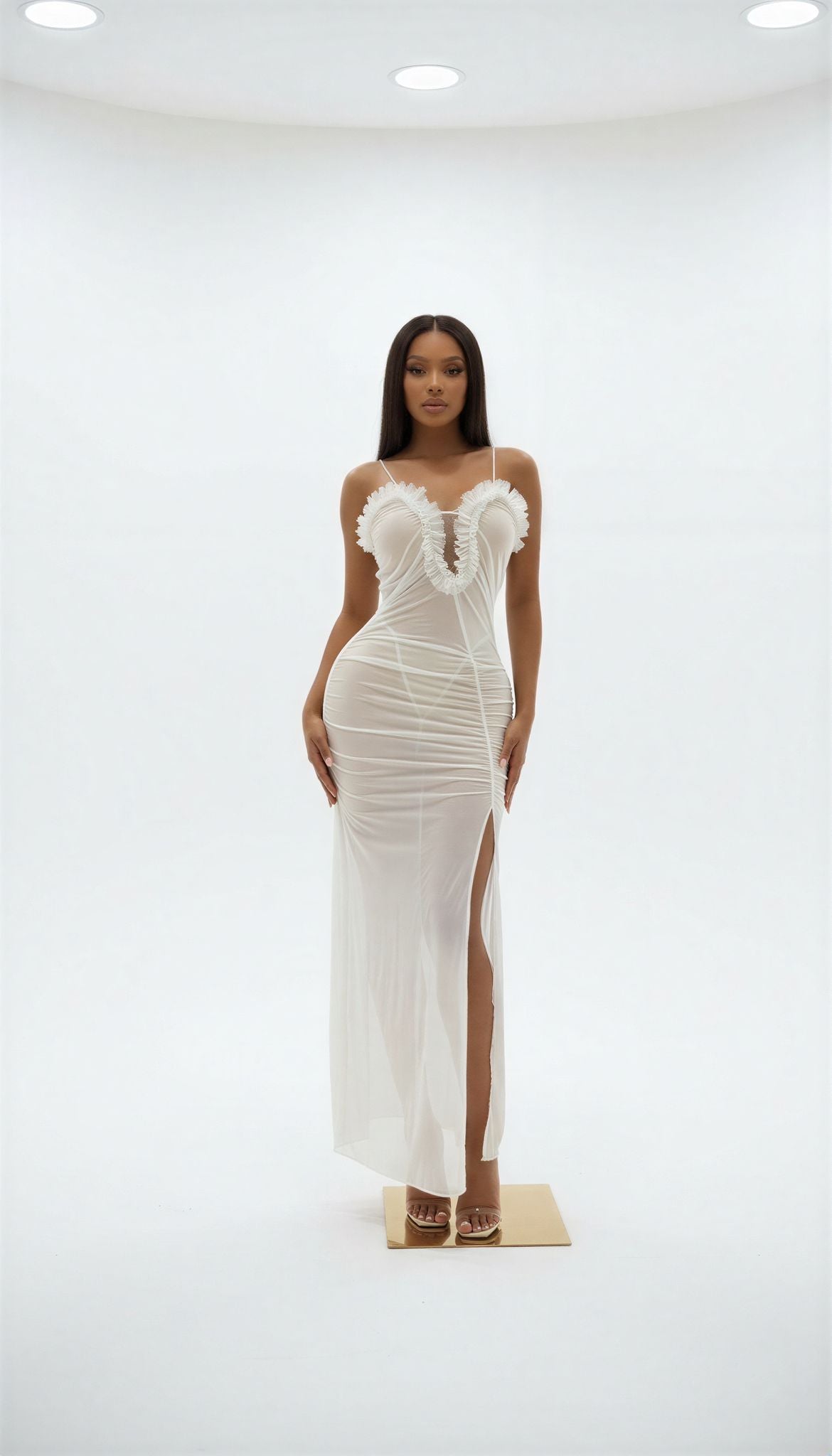 Abendkleid mit Rüschen und Drapierungen - Studioansicht