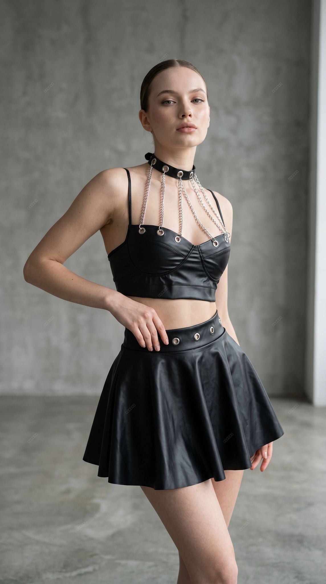 Lederrock-Bustier-Set mit Kettenaccessoires - Pose 6
